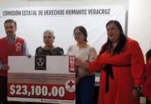 Entrega funcionariado CEDHV donativo a la Cruz Roja